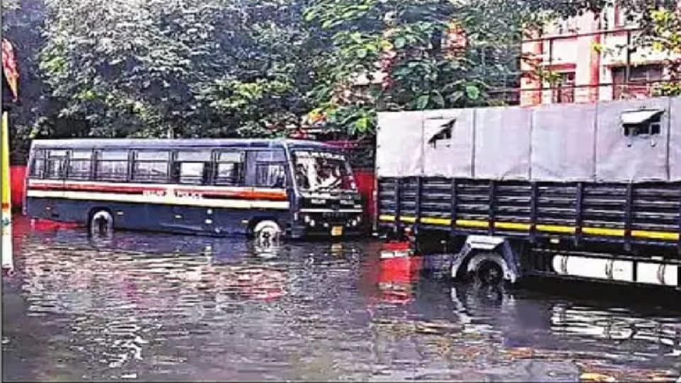 Khajuri Khas police station became an island due to waterlogging