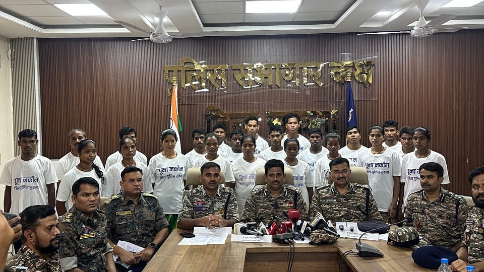23 Naxalites with a bounty of Rs 1.18 crore surrendered 9 women Maoists also included in sukma