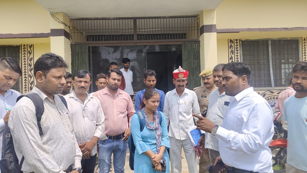 ADM reached the spot and suspended the sanitation worker in Shahjahanpur