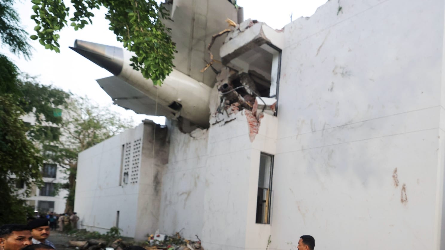 AAIB Report Air India Boeing Dreamliner Fuel switch pilot error flight glitch know expert opinion on questions