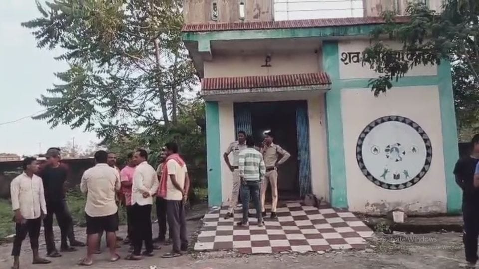 अस्पताल के बाहर खड़े परिजन व अन्य