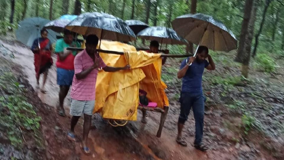 family members walked seven kilometers carrying the sick woman on a cot amid rain