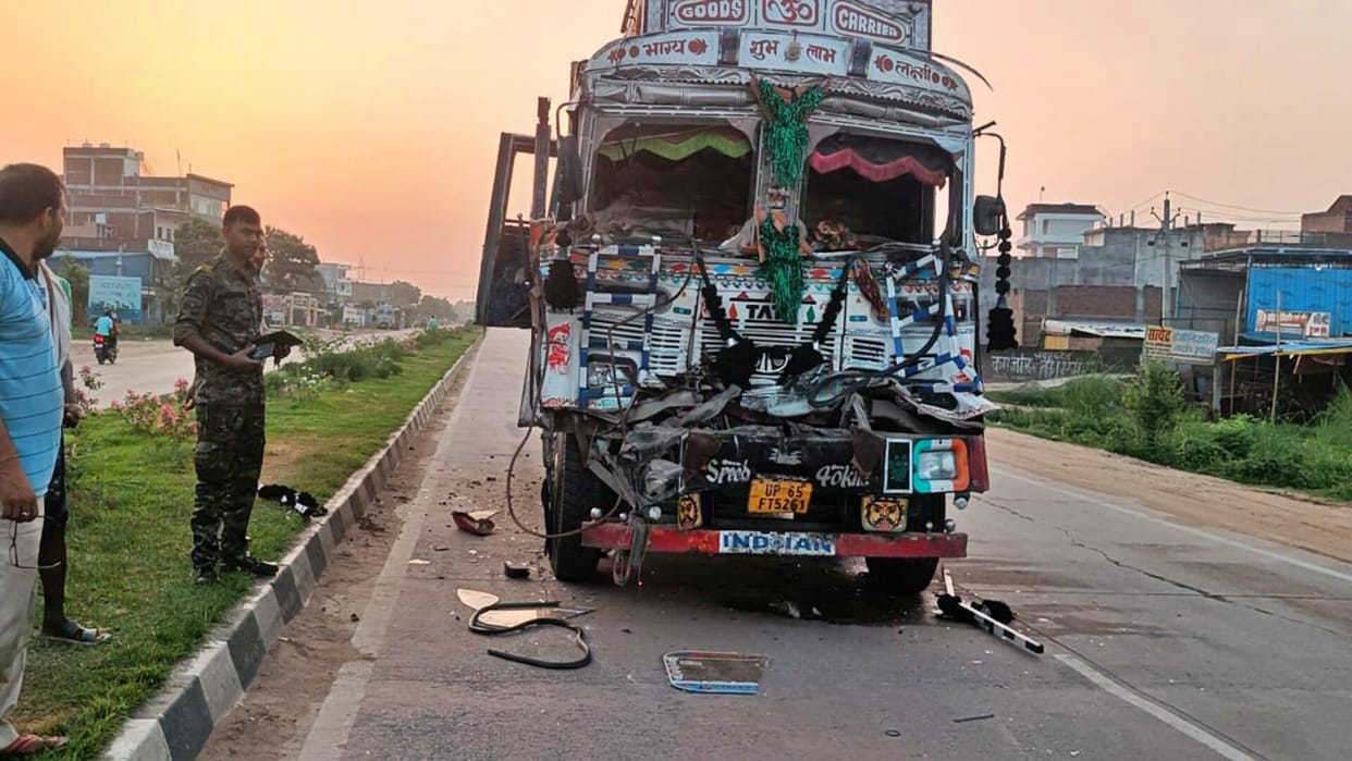 Buxar News: Speeding truck hits from behind on NH-922, driver trapped in cabin; truck driver was asleep