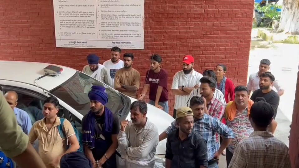 Protest against immigration company in Sector-34 Chandigarh Sikh youth's turban falls off constable suspend