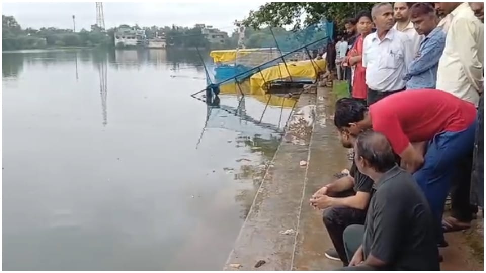 Chhatarpur News: young man who went to visit Shankarji situated in middle of pond missing