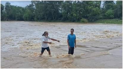 MP Weather News: rain in Chhatarpur rivers overflowed, bridge built on Pukhrav river washed away