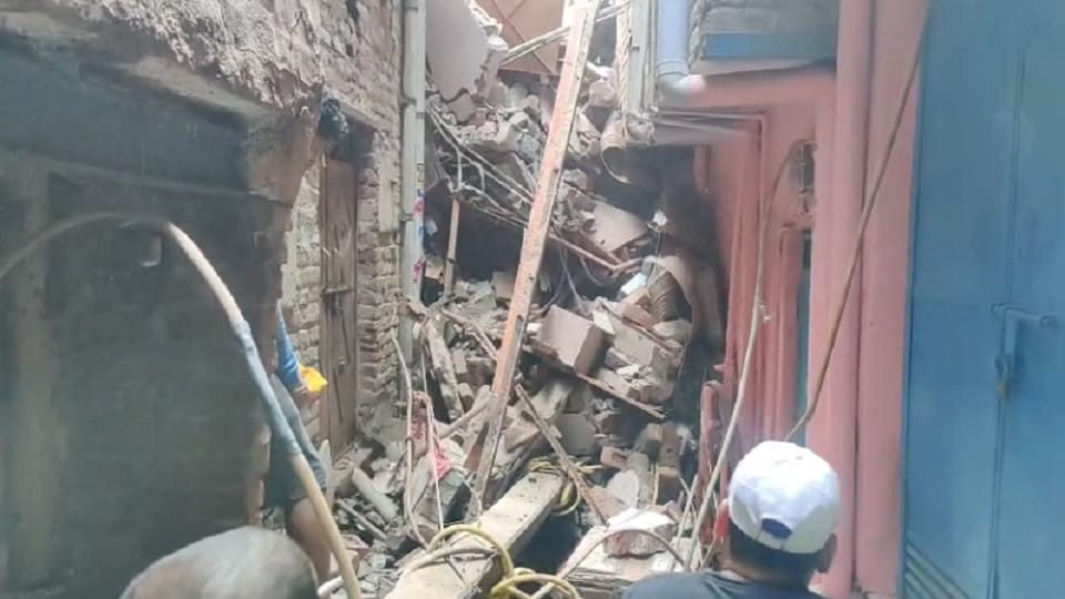 A building collapsed in Delhi's Welcome area, many people were trapped under the rubble