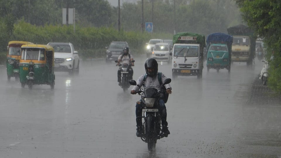 Weather became pleasant due to rain in Delhi-NCR
