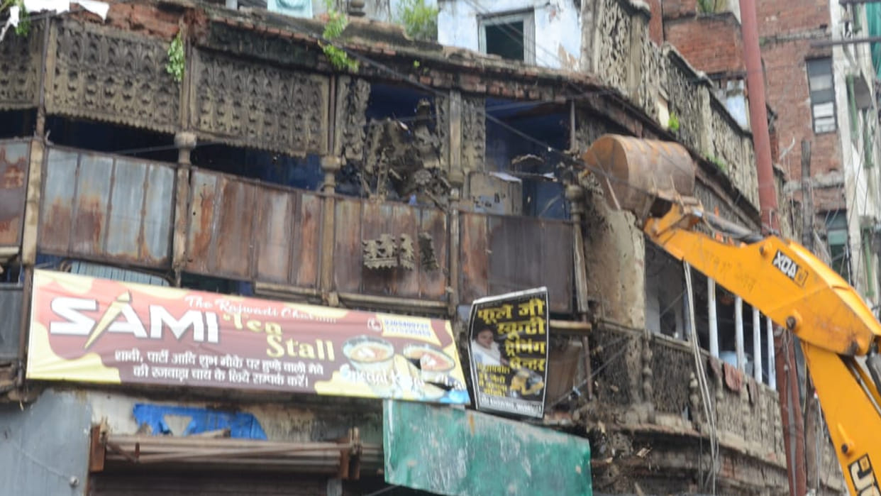 Kanpur: Balcony of 200 year old building collapsed, milkman seriously injured under rubble