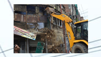 Kanpur: Balcony of 200 year old building collapsed, milkman seriously injured under rubble