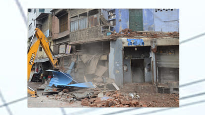 Kanpur: Balcony of 200 year old building collapsed, milkman seriously injured under rubble