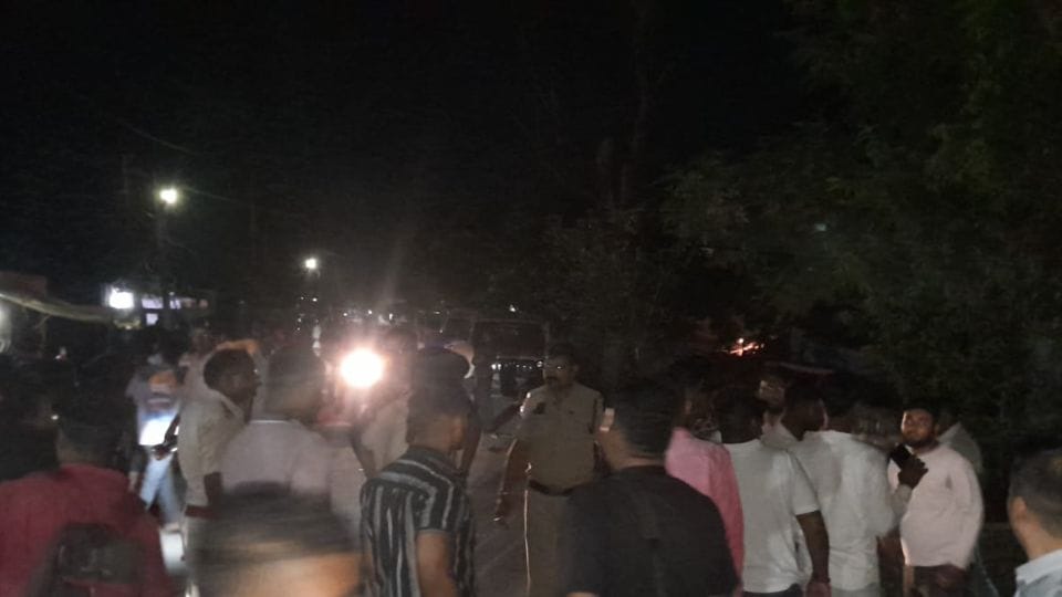 घटनास्थल पर मौजूद पुलिस व अन्य