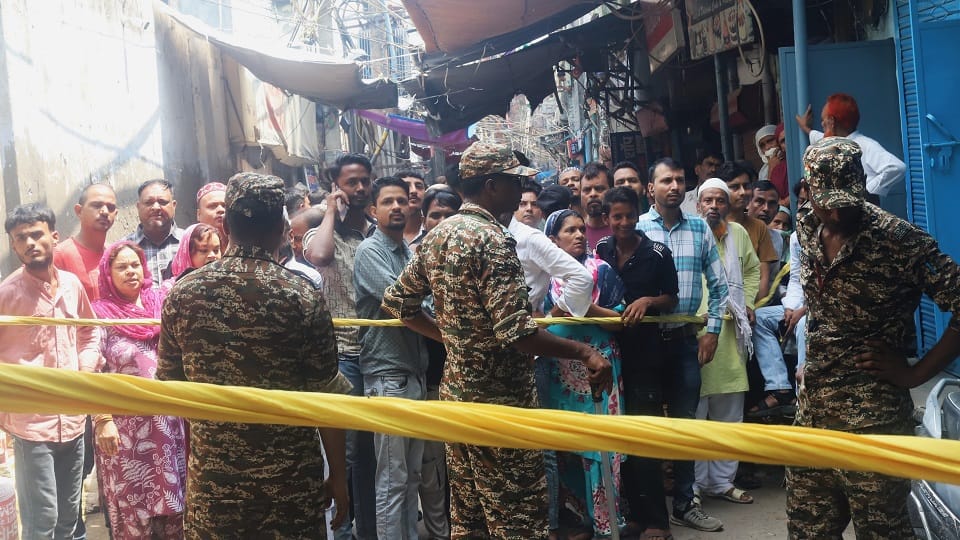 A four-storey building collapsed in Welcome delhi six members of same family died