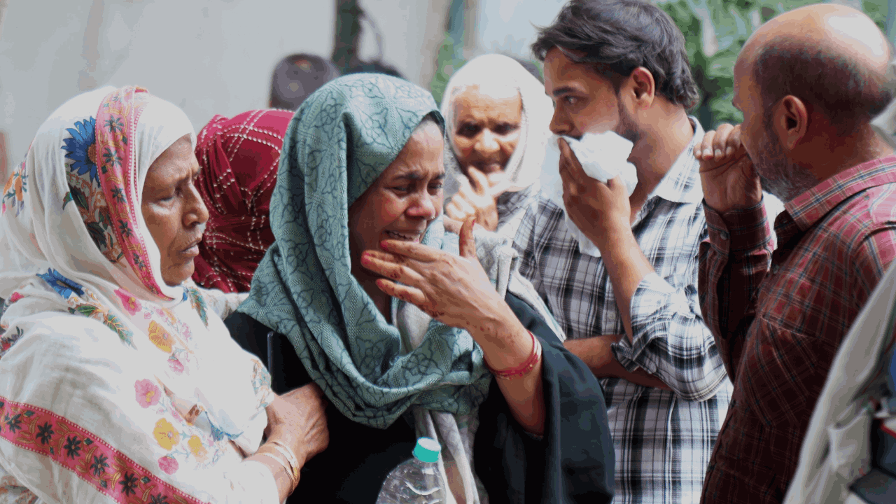 Delhi Building Collapse rescue operation carried out in four feet wide lane