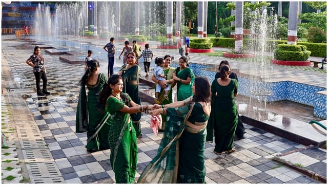 बारिश नहीं होने के कारण महिलाओं ने फुव्वारे के नीचे खेली फुगड़ी।