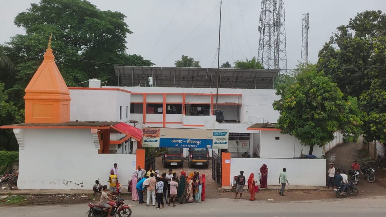 lovers committed suicide by jumping in front of train in Jigana at mirzapur
