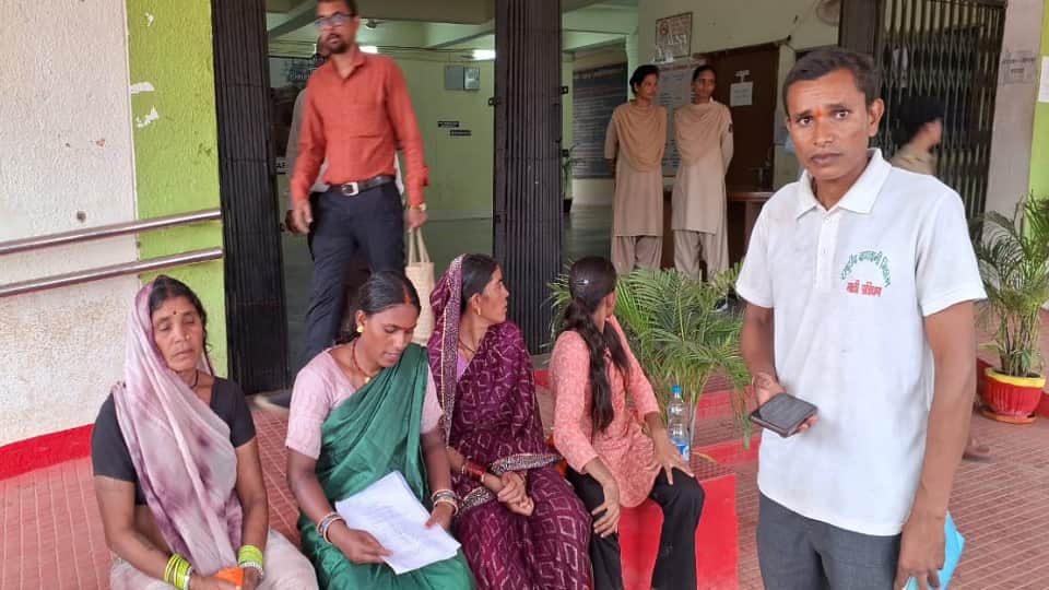 कलेक्टर कार्यालय में बैठा पीड़ित परिवार