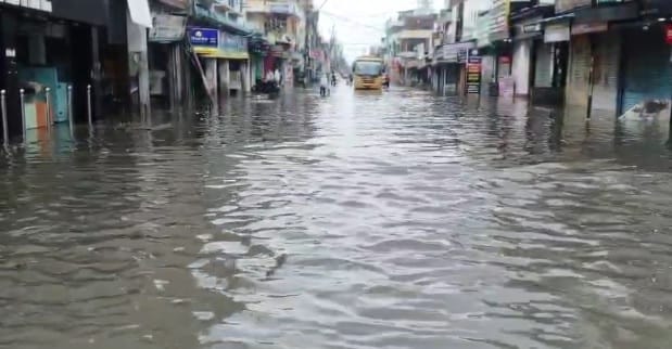 Kanpur Roads leading to Govind Nagar Chawla Market and Param Purwa submerged traffic disrupted jam situation