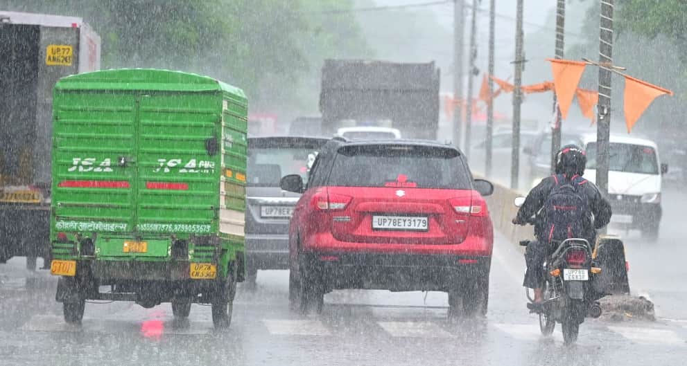 Kanpur Weather Dark clouds gather Red Alert issued for heavy rain accompanied by strong winds