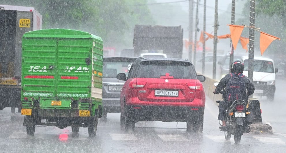 Kanpur Weather Dark clouds gather Red Alert issued for heavy rain accompanied by strong winds
