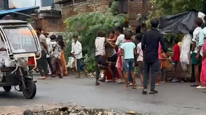 Kanpur Road becomes wrestling ground in Vajidpur miscreants beat people with plastic pipes and belts