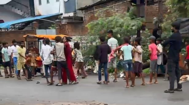 Kanpur Road becomes wrestling ground in Vajidpur miscreants beat people with plastic pipes and belts