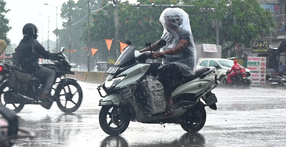 Kanpur Weather Update Vifa cyclone became mild drizzle may occur till 27 movement of clouds for five days