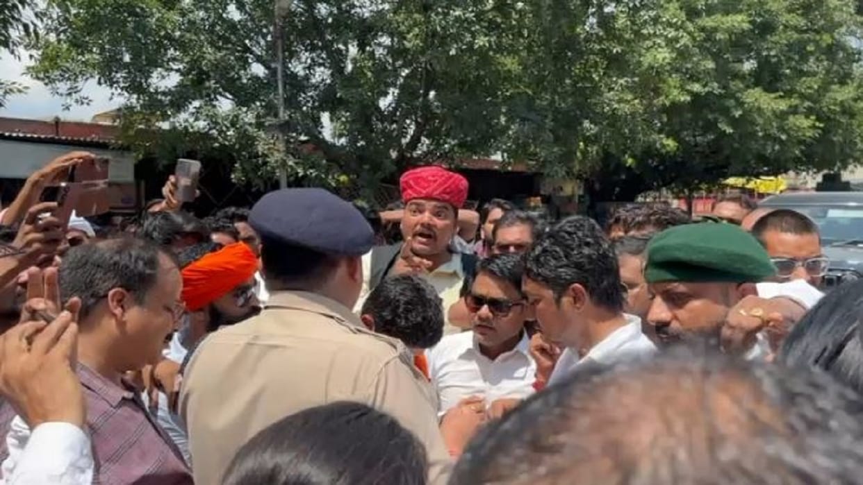 Karni Sena workers protested against the police, made these allegations in Pilibhit