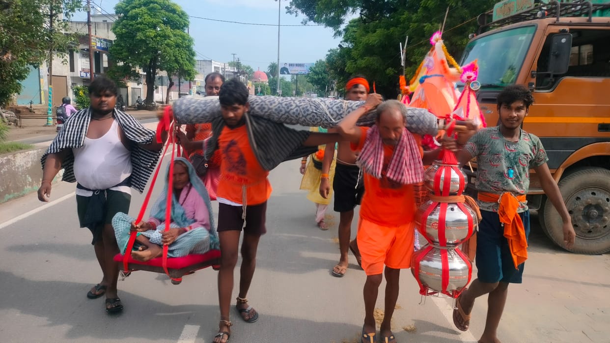 Four sons of Bulandshahr going to Haridwar carrying Ganga jal one side of Kanwad and mother on other side