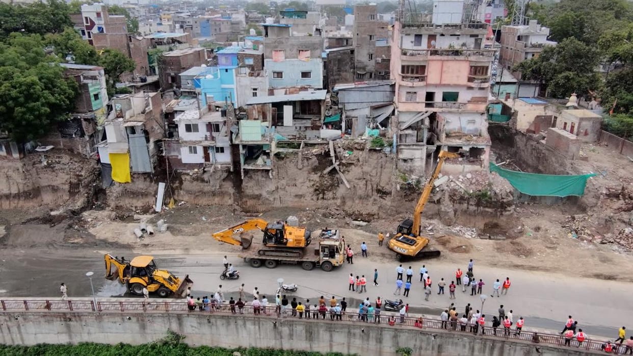 Indore: The houses demolished three years ago for the road had become dangerous, the corporation demolished th