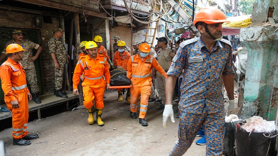 A four-storey building collapsed in Welcome delhi six members of same family died