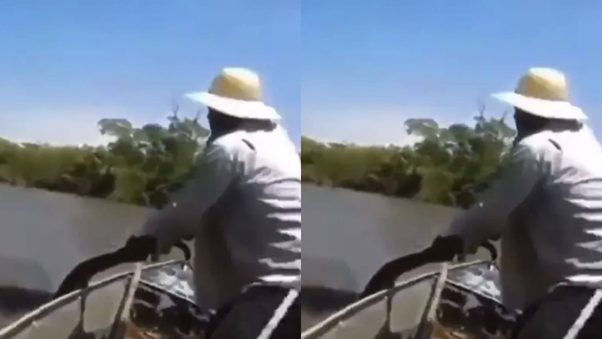 Fisherman caught a big black anaconda the snake kept struggling in the water Video goes Viral on Internet