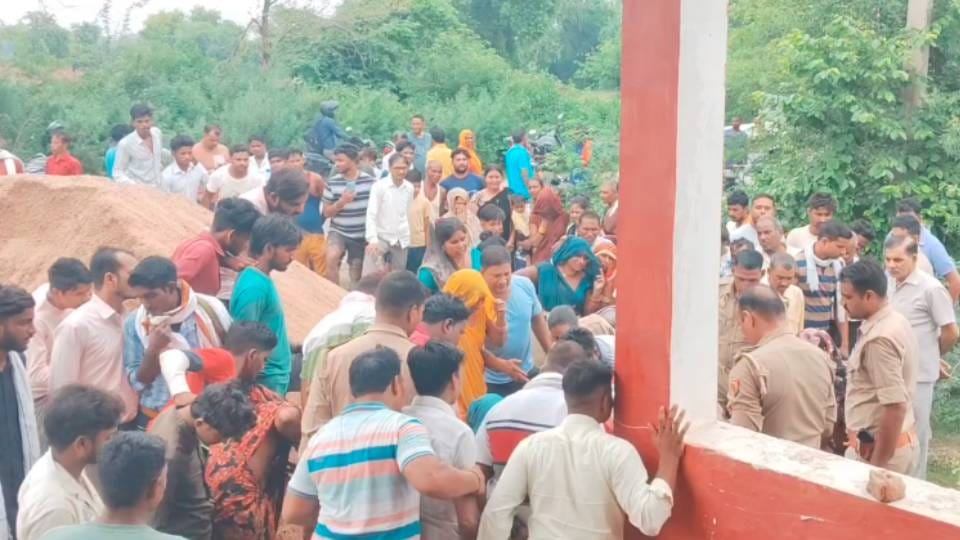 body of girl was found lying in ditch 50 meters away from her house in Raebareli Police is investigating