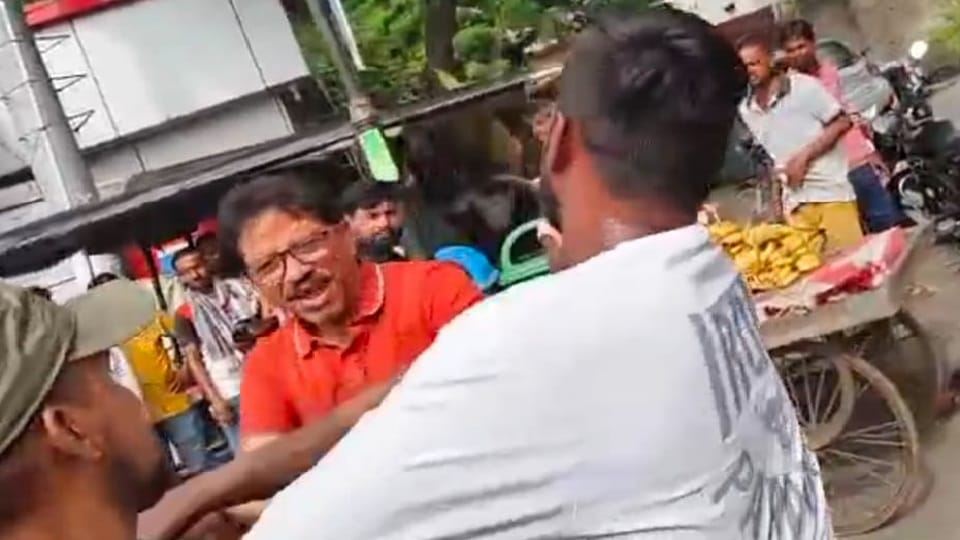Sanitation workers beat up the city health officer