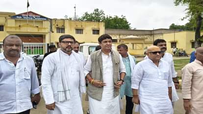 नैनी जेल में बंद करछना हिंसा के आरोपियों से मुलाकात कर लौटते अजय राय, उज्ज्वल रमण और अन्य।