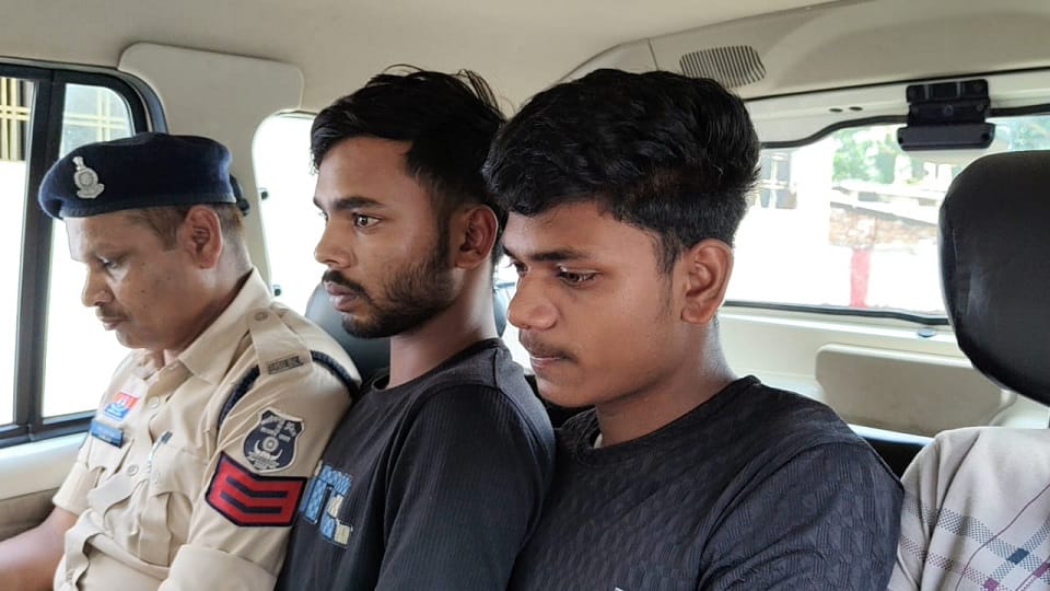 पुलिस की गिरफ्त में आरोपी