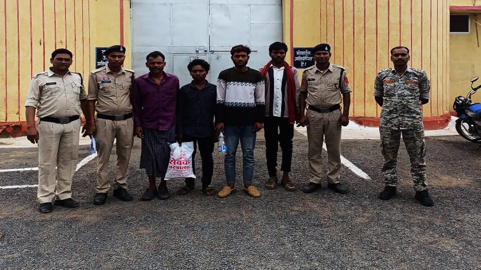 पुलिस की गिरफ्त में आरोपी