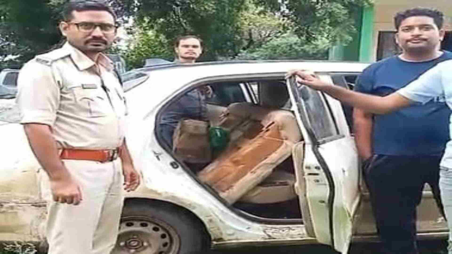 पुलिस ने कार सहित सागौन पकड़ी।