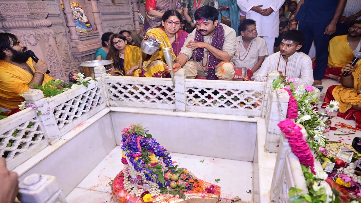 On his recovered birthday, Minister Nandi paid obeisance to Lord Shiva, performed Rudrabhishek