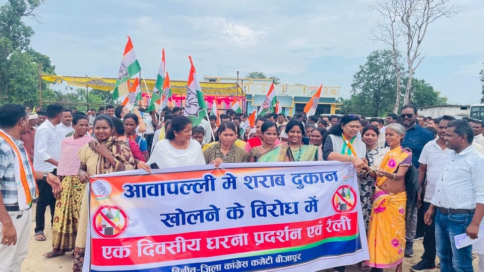 शराब दुकान के खिलाफ हल्ला बोल
