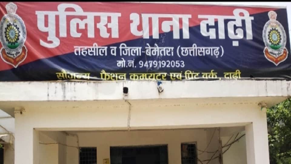 ट्रैक्टर के सॉफ्ट में फंसा किसान का गमछा