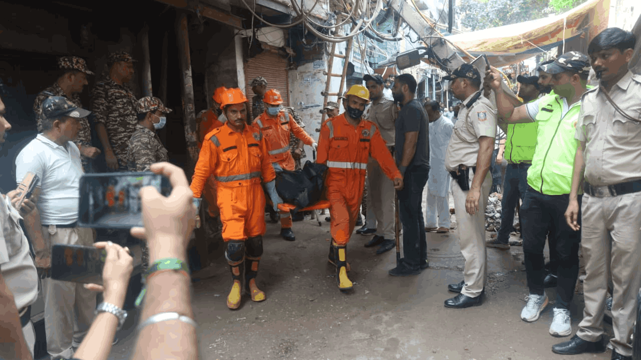 Delhi Building Collapse rescue operation carried out in four feet wide lane