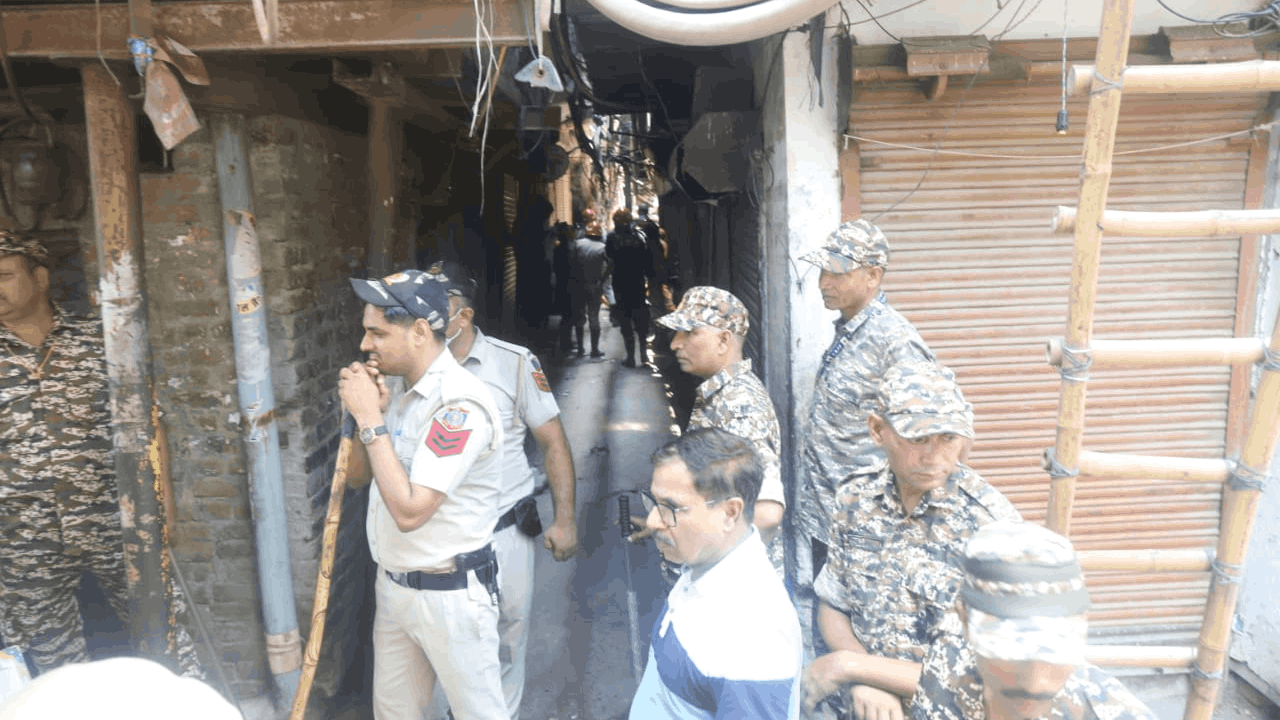 Delhi Building Collapse rescue operation carried out in four feet wide lane