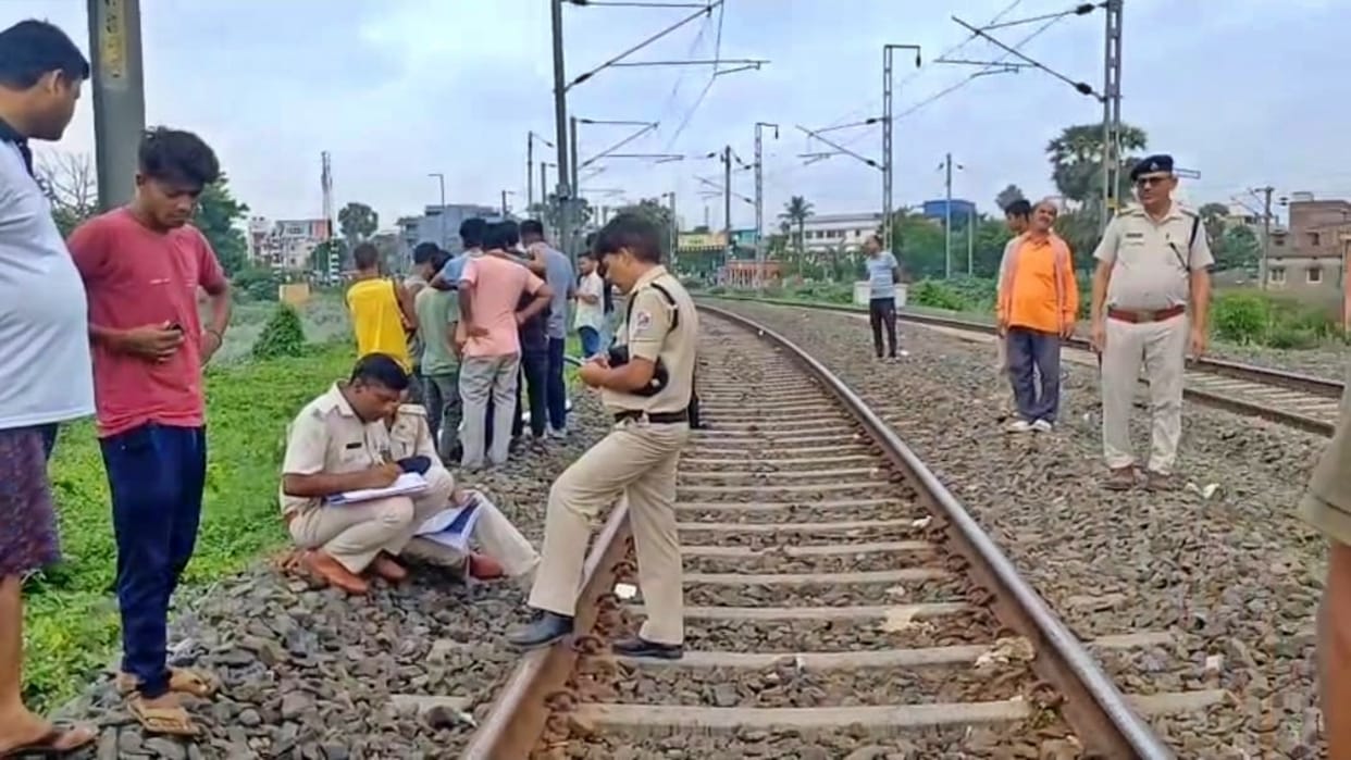 Vaishali News: Postman's body found on railway track had left home to go to in-laws' house Murder or accident
