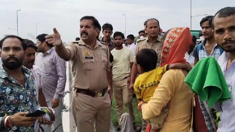 bus collided with tanker of Gangajal 20 people including four children injured in hapur