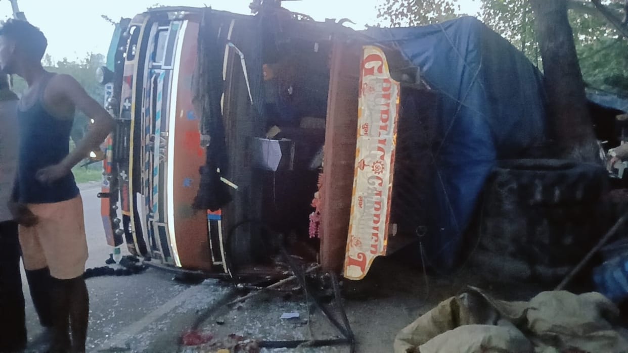 Bihar News: A speeding truck lost control and overturned on the roadside, driver seriously injured