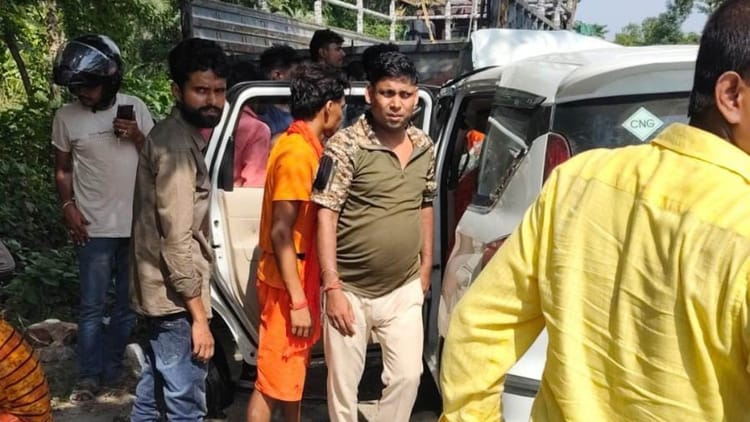 Bihar News : सड़क दुर्घटना में कई कांवरिया घायल, सड़क के किनारे खड़े ट्रक में कार ने मारी थी टक्कर