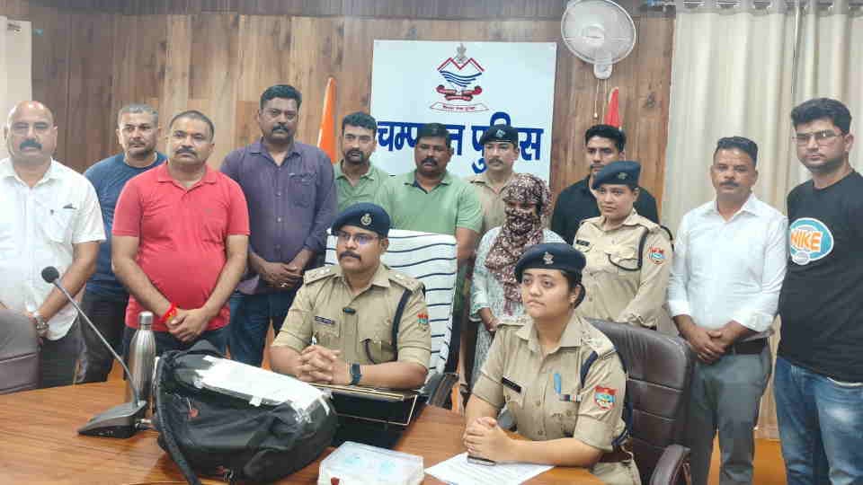 Uttarakhand News Woman arrested with MDMA drugs worth crores from Nepal border in Champawat