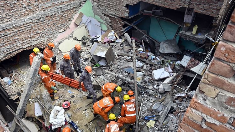 Delhi Building Collapse Neighbors Became Emotional After Looking Helplessly At Damaged House After Accident – Amar Ujala Hindi News Live