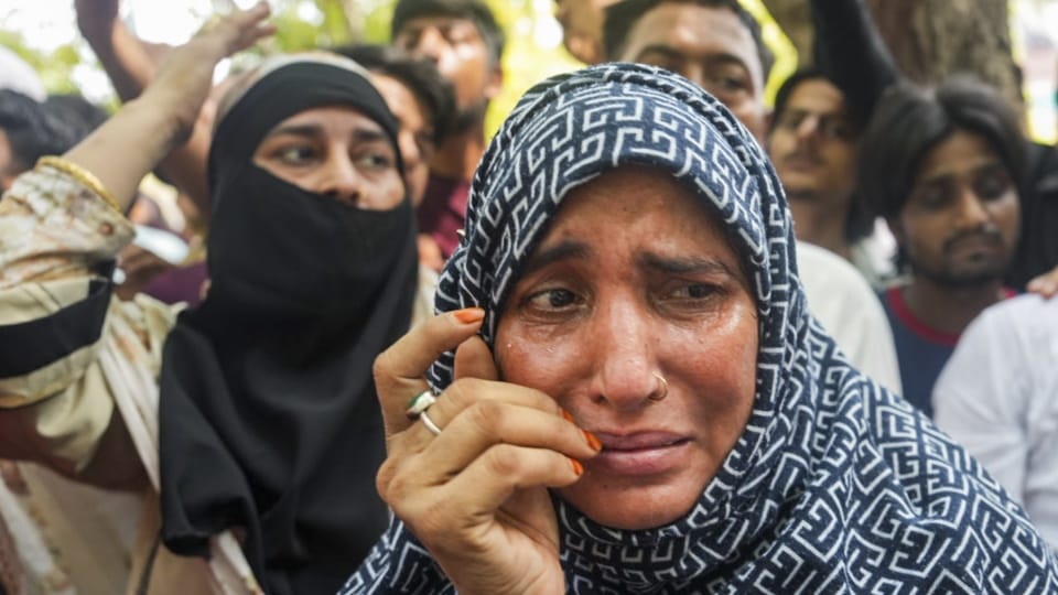 Delhi Building Collapse neighbors became emotional after looking helplessly at damaged house After accident
